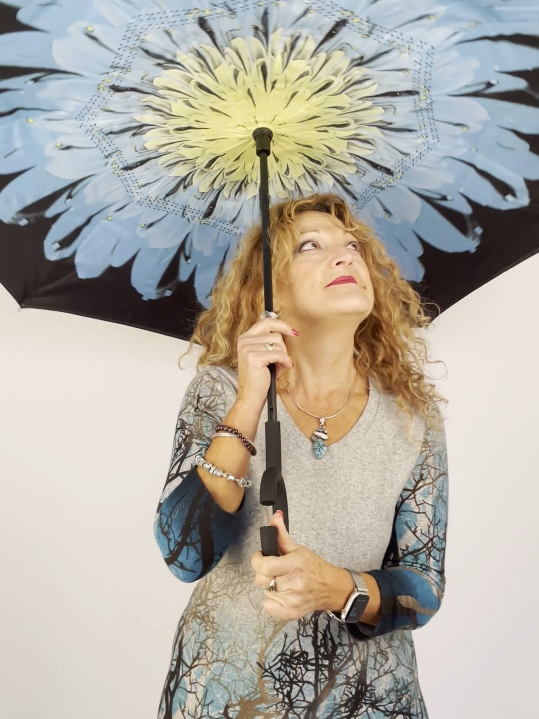 Christine présente un parapluie inversé en vente à La Boutonnière