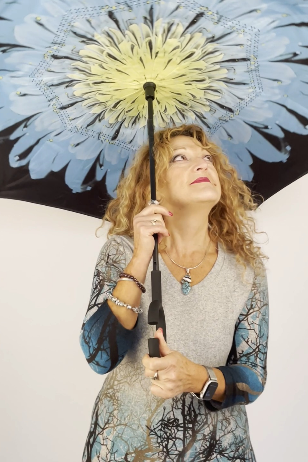 Christine présente un parapluie inversé en vente à La Boutonnière