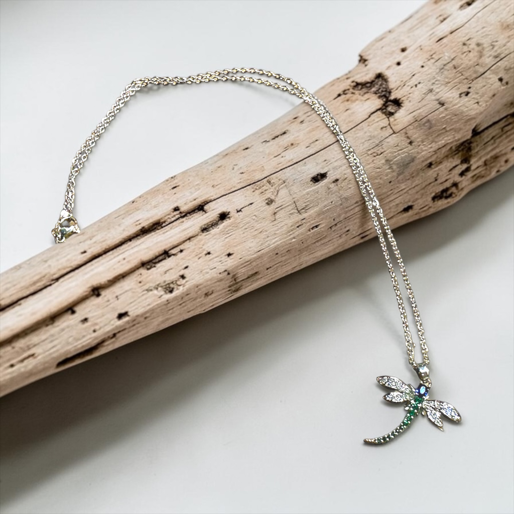 Chaîne et son pendentif Délicate Libellule